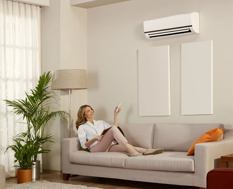Kobieta włączająca klimatyzację