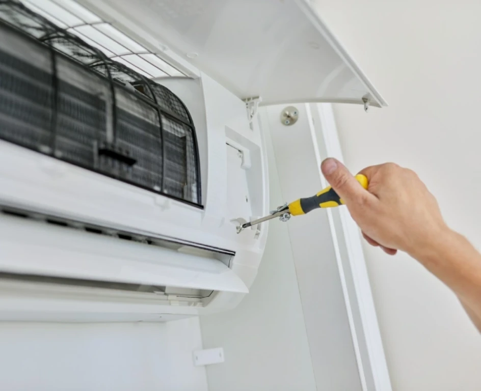 Przykręcanie śruby w&nbsp;klimatyzatorze