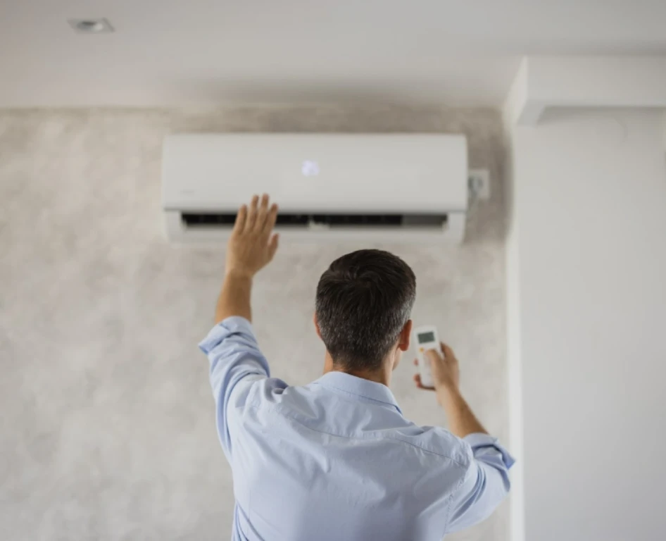 Mężczyzna ustawiający klimatyzację