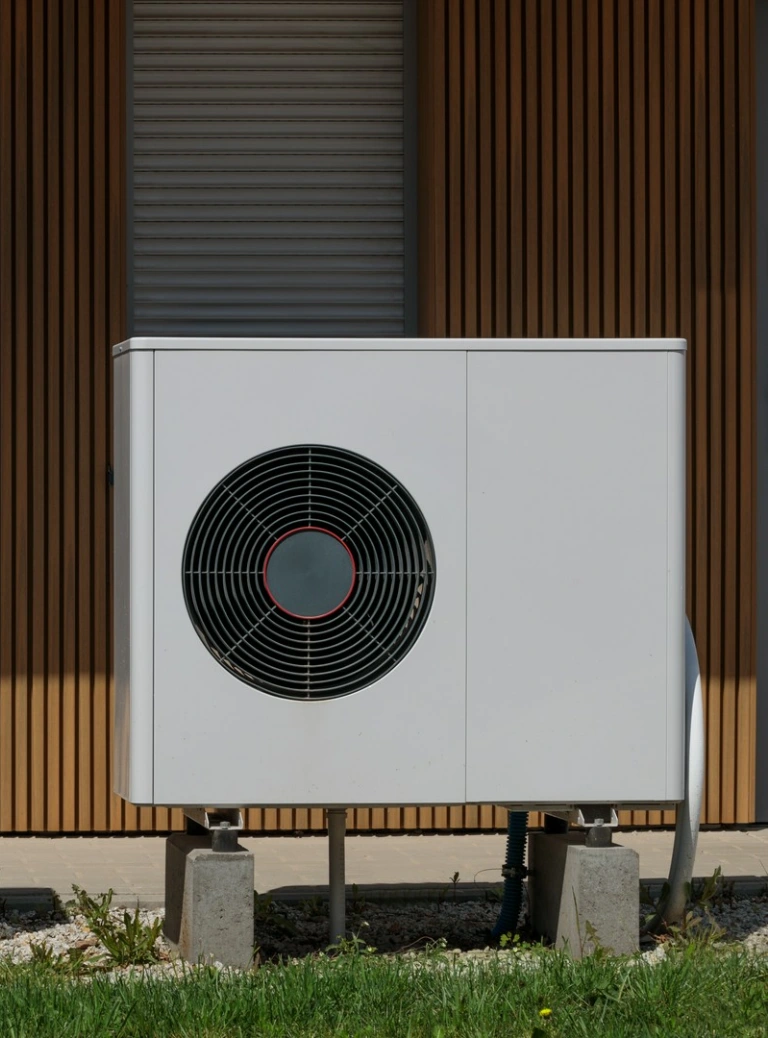Pompa ciepła przed domem